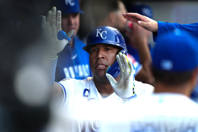 salvador-perez-iguala-la-cima-de-los-receptores-latinos-con-mas-jonrones-en-mlb