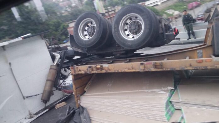 gandola-se-volco-en-la-bajada-de-tazon:-provoco-una-fuerte-congestion-vehicular
