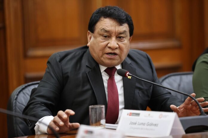 jose-luna:-podemos-peru-disuelve-su-bancada-y-se-declara-en-reestructuracion
