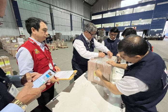 onpe-inicia-envio-de-material-electoral-al-extranjero-para-segunda-vuelta-presidencial-a-traves-de-cancilleria