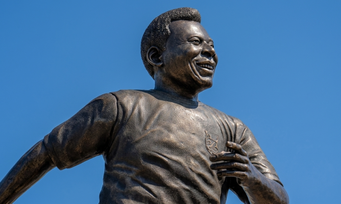 presentan-escultura-de-pele-frente-al-estadio-jalisco