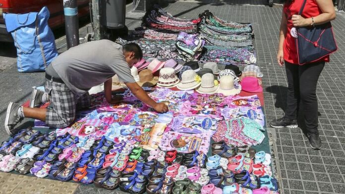 la-venta-ilegal-callejera-cayo-10,9%-en-el-ultimo-ano-en-caba,-aunque-repunto-en-abril