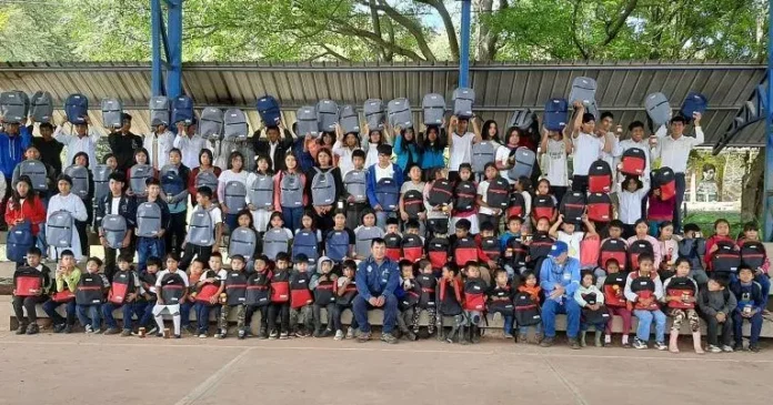 entregan-mochilas-escolares-en-comunidades-cerca-de-incahuasi
