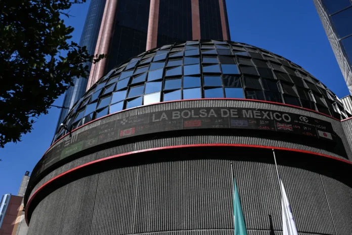 el-mercado-de-valores-de-mexico-vuelve-a-caer-por-debajo-de-la-puerta-que-acababa-de-despejar