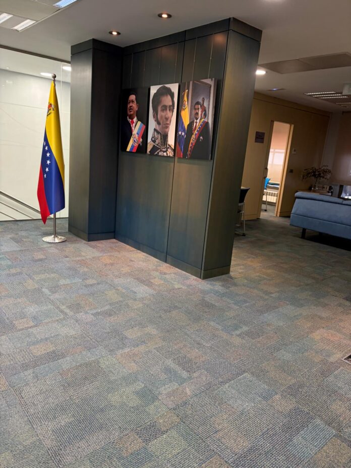 consulado-venezolano-en-madrid-mantiene-la-imagen-de-maduro-y-no-exhibe-retrato-de-delcy-rodriguez