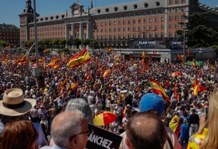 miles-de-personas-marcharon-y-pidieron-en-madrid-la-dimision-de-pedro-sanchez