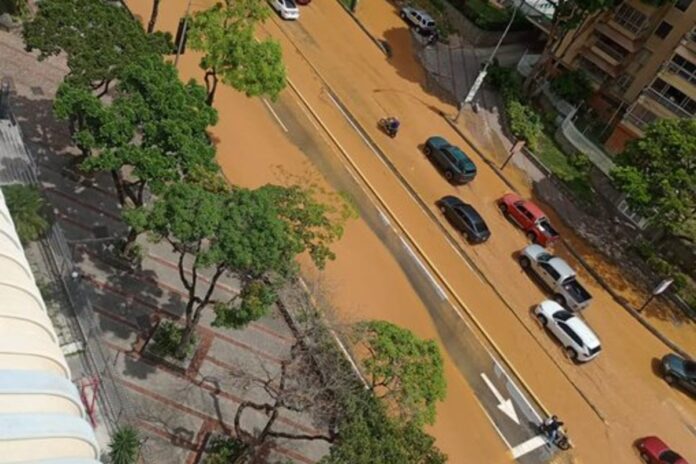 reportan-rotura-de-tuberia-en-el-cafetal:-recomiendan-tomar-vias-alternas-por-afectacion-vial