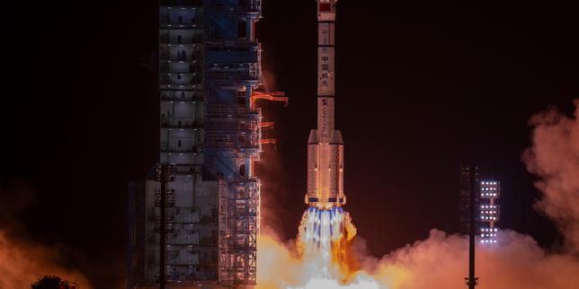 la-china-prepara-sus-misiones-en-la-luna-enviando-un-astronauta-en-una-estacion-espacial-colgante.