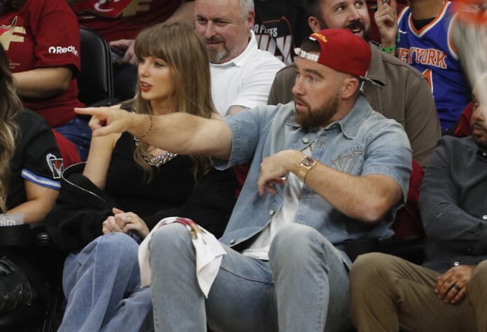 taylor-swift-y-travis-kelce-reaparecieron-publicamente:-esta-vez-en-un-partido-de-la-nba