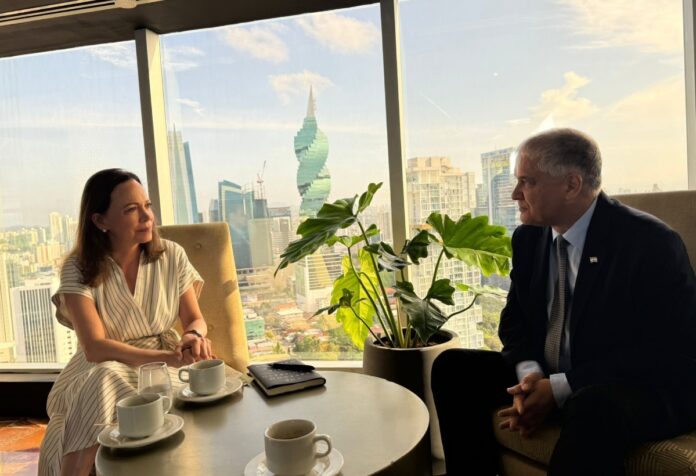 maria-corina-machado-se-reunio-con-el-embajador-de-israel-durante-su-visita-a-panama