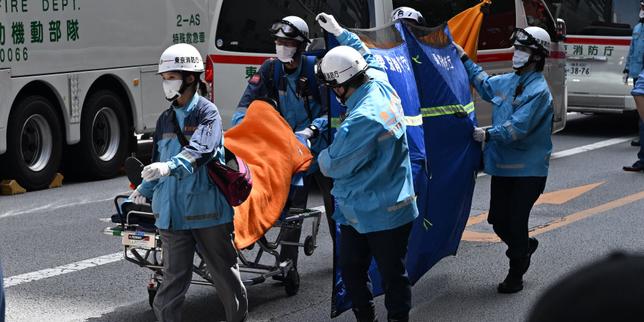 en-tokio,-una-vingtaine-de-personas-transportadas-al-hospital-despues-de-un-hombre-pulverizado-en-un-centro-comercial.