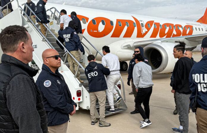 126-migrantes-llegan-a-venezuela-en-un-vuelo-de-repatriacion-desde-ee-uu