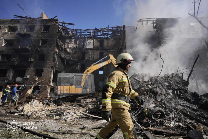 4-muertos-y-casi-100-heridos-en-un-bombardeo-ruso-contra-ucrania
