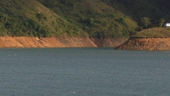 las-pistas-que-arrojan-el-cadaver-hallado-flotando-en-el-lago-calima,-atractivo-turistico-en-el-valle-del-cauca:-indagan-procedencia-de-la-victima