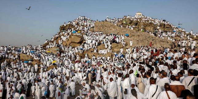 mas-de-un-millon-y-medio-de-musulmanes-de-la-montana-arafat,-etapa-de-peregrinacion-a-la-mecque,-a-temperaturas-que-superan-los-45-°c