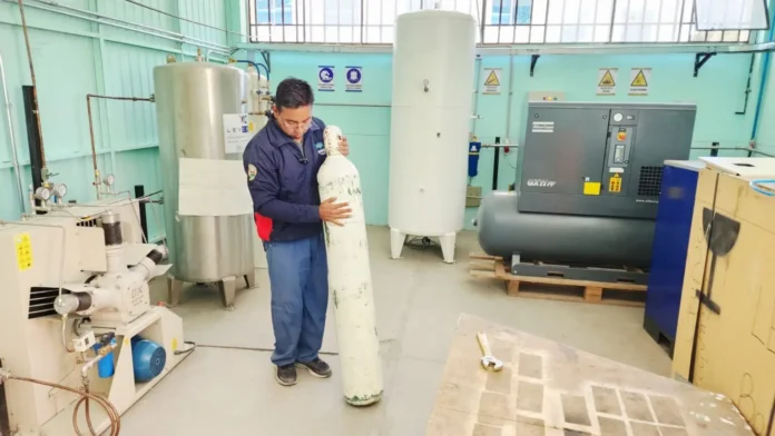 la-paz:-ante-escasez-la-umsa-reactiva-produccion-de-oxigeno-medicinal