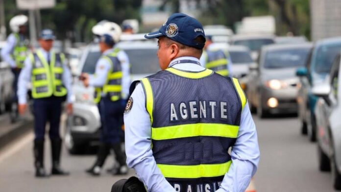 ‘nos-lanzaron-tres-bombas-incendiarias-y-logramos-huir-ilesos’:-rechazan-atentado-contra-puesto-de-agentes-de-transito-en-el-sur-de-cali