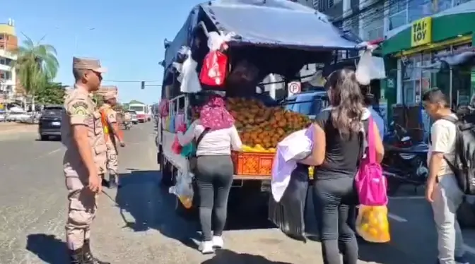 funcionarios-despejan-espacios-publicos-en-la-avenida-grigota
