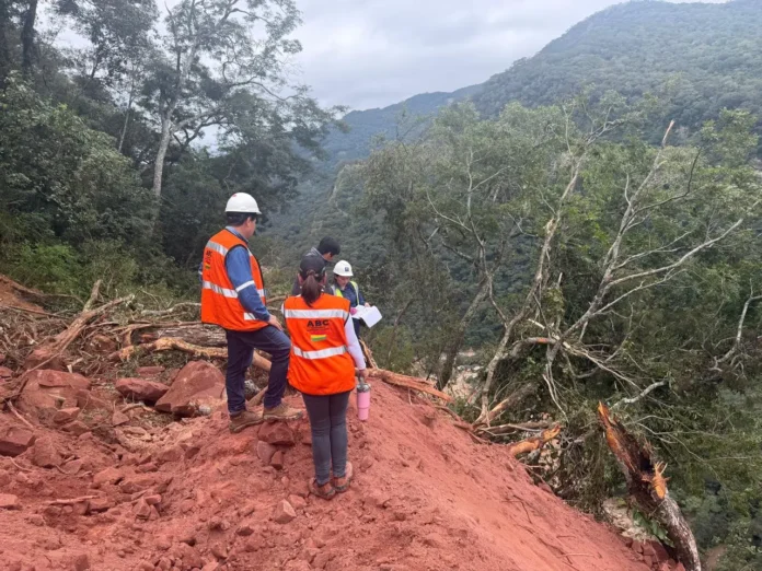 la-abc-construye-banquinas-en-el-sector-de-petacas-de-santa-cruz