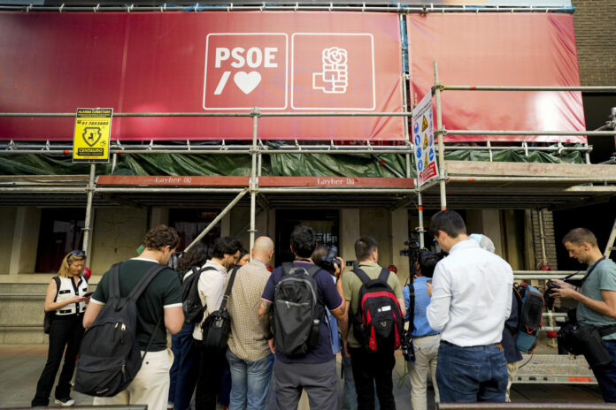 mariachis-a-las-puertas-de-ferraz:-le-cantan-“rata-de-dos-patas”-al-psoe-en-pleno-registro-de-la-uco