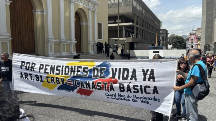 jubilados-y-pensionados-toman-las-calles-para-exigir-reclamos-salariales-en-el-dia-del-adulto-mayor