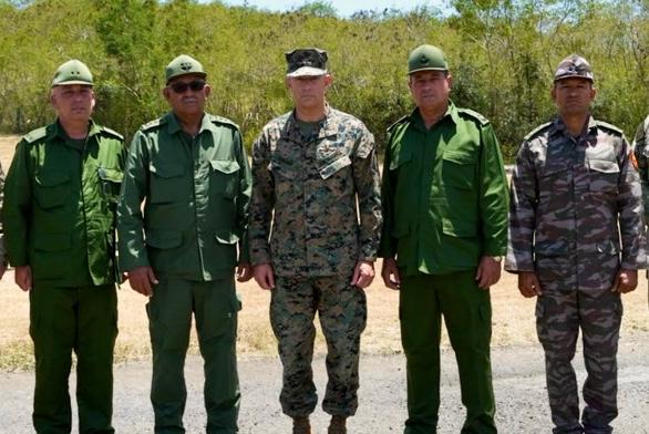 jefe-del-comando-sur-de-ee-uu-se-reune-con-el-alto-mando-del-ejercito-cubano-en-guantanamo