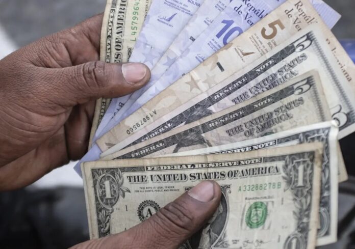 el-bolivar-acelera-su-perdida-de-valor-mientras-el-dolar-consolida-su-dominio-en-la-economia-venezolana
