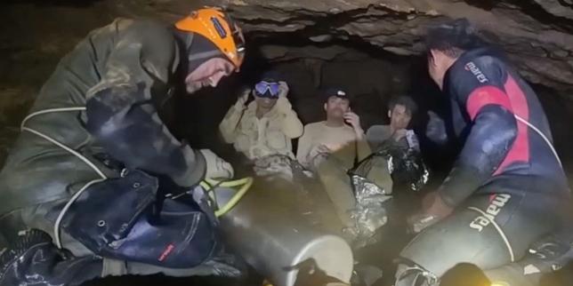 au-laos,-quatre-personnes-supplementaires-ont-pu-sortir-saines-et-sauves-de-la-grotte-ou-elles-etaient-coincees