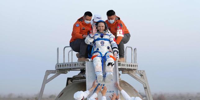 en-imagenes,-el-equipo-de-la-mision-china-shenzhou-21-de-regreso-a-la-tierra-despues-de-septiembre-en-orbita