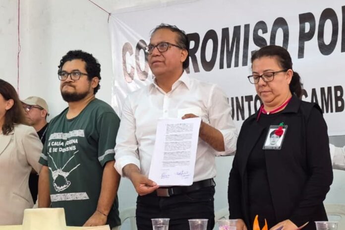 roberto-sanchez-firma-“compromiso-por-el-peru”-con-organizaciones-sociales