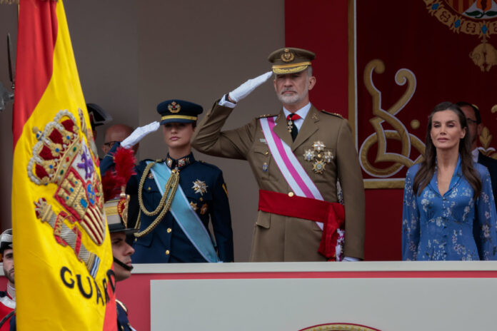 rey-felipe-vi-resolvio-fallo-mecanico-que-provoco-caida-de-bandera-durante-el-desfile-militar