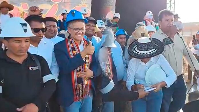 jose-domingo-perez-se-presenta-ante-mineros-informales-en-representacion-de-roberto-sanchez-y-candidato-a-la-vicepresidencia-firma-pacto