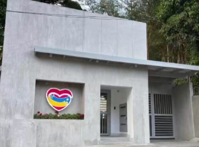 “es-una-salvajada”:-denuncian-instalacion-de-mision-chavista-en-casa-de-leopoldo-lopez-y-lilian-tintori