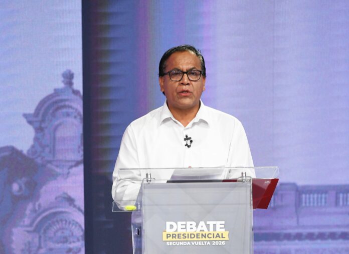 debate-presidencial:-roberto-sanchez-evita-responder-si-antauro-humala-estara-a-su-lado