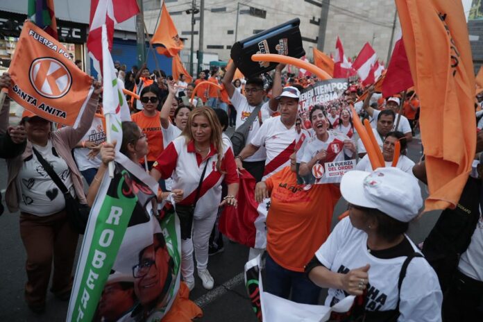 debate-presidencial-2026:-simpatizantes-de-keiko-fujimori-y-roberto-sanchez-llegan-al-centro-de-convenciones-en-san-borja