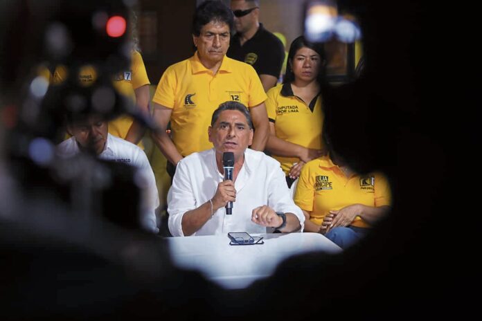 carlos-alvarez:-“yo-no-voy-a-votar-por-quienes-quieren-destruir-el-peru”
