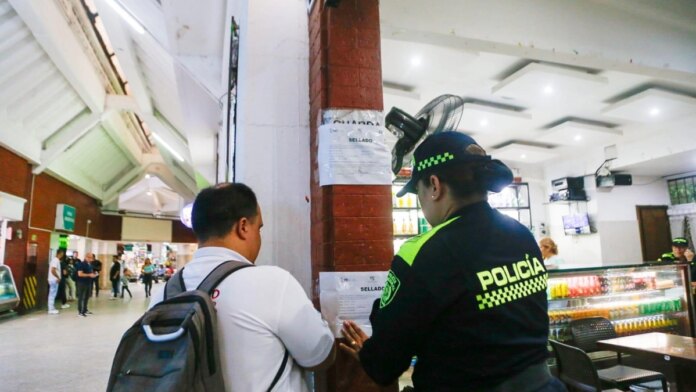 incautan-licor-de-marcas-en-negocios-de-la-terminal-de-transporte:-hallan-posibles-irregularidades-en-botellas;-cierran-establecimiento