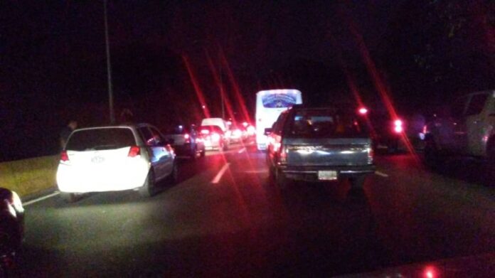 peligro-al-volante:-la-oscuridad-se-apodera-de-la-autopista-gran-mariscal-de-ayacucho