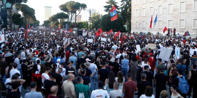 albanie:-manifestaciones-contra-un-proyecto-de-complejo-turistico-atribuido-al-genero-de-donald-trump