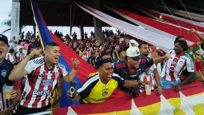 en-barranquilla,-junior-es-locura:-cronica-de-una-pasion-rojiblanca-moviendose-al-romelio-con-historia,-presion-y-expectativa-por-una-nueva-estrella