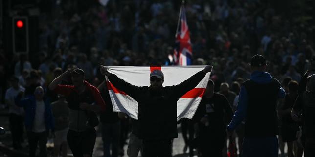 au-royaume-uni,-el-extremo-derecho-instrumentaliza-las-andanzas-de-la-policia-despues-de-la-tarea-de-un-estudiante-por-un-joven-sij