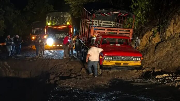 tormenta-electrica-en-santander-dejo-grave-perdida-de-banca-en-san-vicente-de-chucuri:-hay-al-menos-50-viviendas-afectadas-en-sus-techos