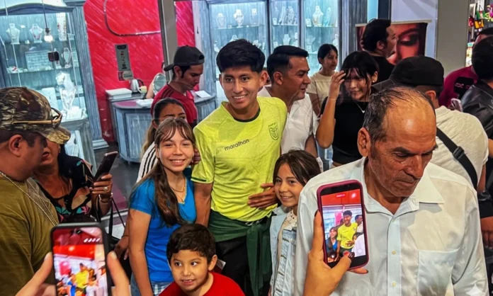 ‘miguelito’-recibe-el-carino-de-la-gente-en-el-aeropuerto