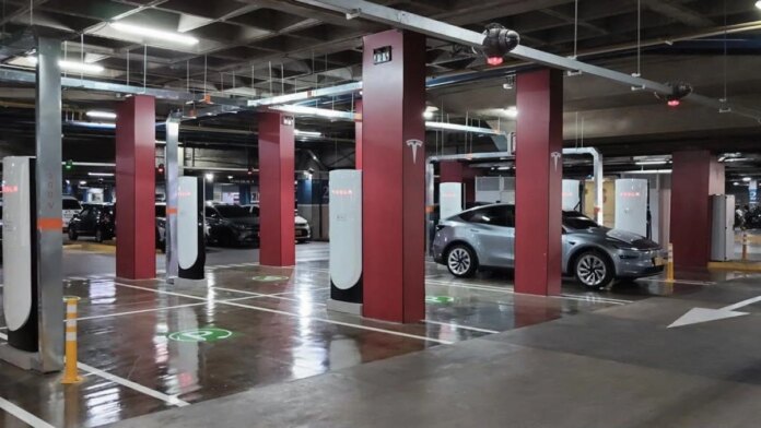 280-kilometros-en-15-minutos:-el-poder-de-los-nuevos-supercargadores-tesla-que-ya-funcionan-en-medellin