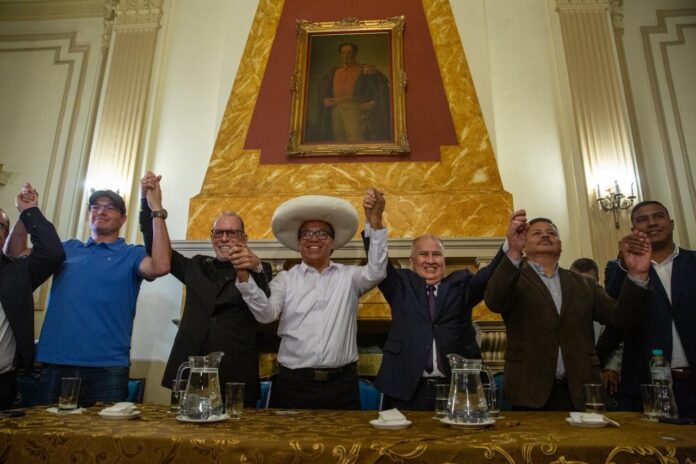 roberto-sanchez-recibe-apoyo-de-george-forsyth,-ricardo-belmont-y-alfonso-lopez-chau-en-conferencia-de-prensa