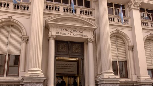 la-compra-de-dolares-de-argentina-supera-la-meta-de-10.000-millones-de-dolares-gracias-al-auge-de-las-exportaciones