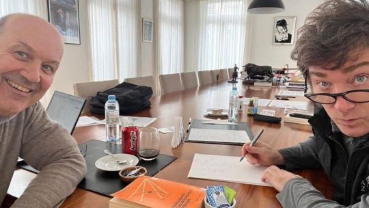 milei-promete-a-empresas-tecnologicas-nuevas-leyes-e-ia-‘no-regulada’-en-argentina