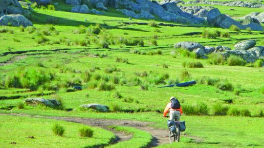 pampa-de-achala-en-bike:-entre-refugios-y-quebradas
