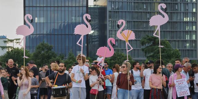 en-albanie,-la-«revolution-des-flamants-roses»-contra-la-familia-trump-y-el-primer-ministro-edi-rama