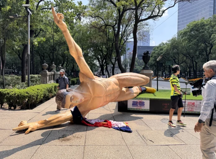 maestros-mexicanos-derriban-estatuas-del-mundial-una-semana-antes-del-inicio